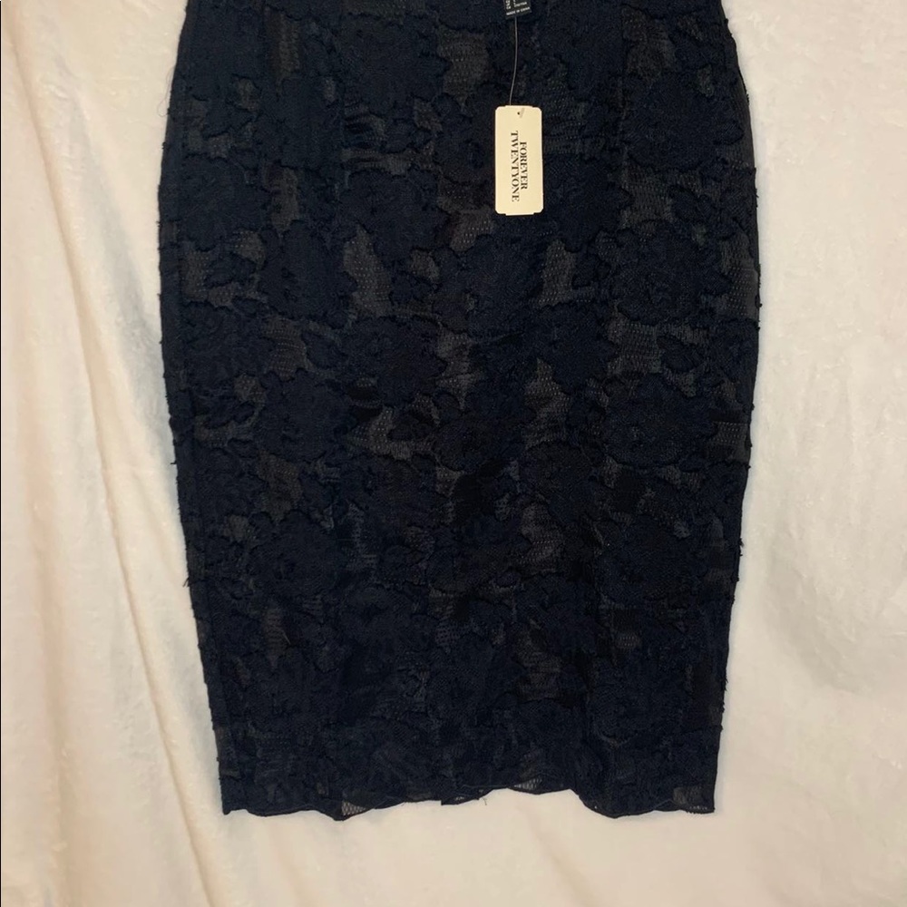 ☁️NWT Forever 21 black embroidered pencil skirt